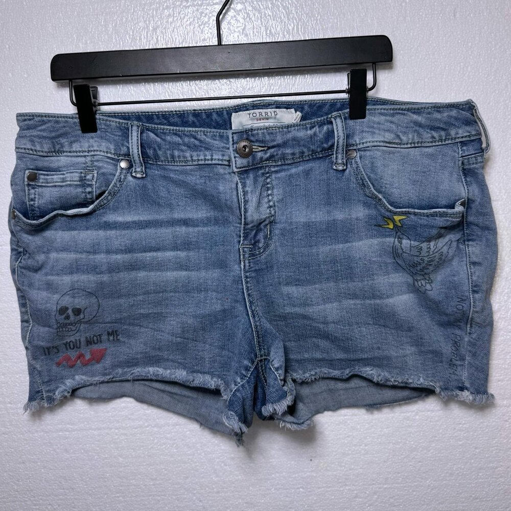 Torrid Womens Size 16 Denim Skull Bronx Doodle Denim Shorts Mid Rise Cut Off